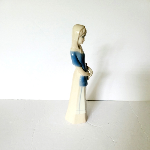 Porcelain figurine women with basket blue off white slender - Picture 4 of 7